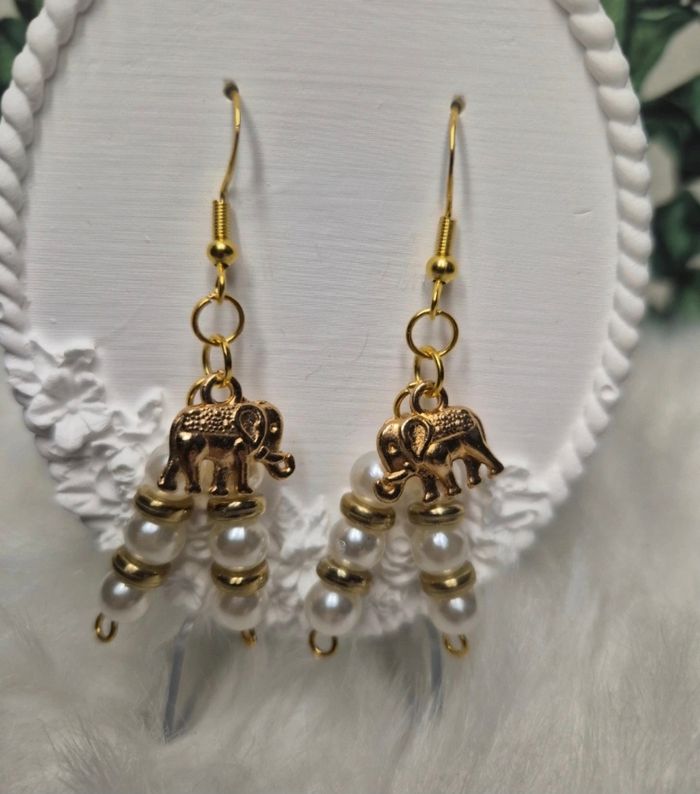 Boucles d’oreilles perles écru et doré et breloques éléphants 🦻🐘✨ #Bijoux #Créations #Éléphants - photo numéro 3
