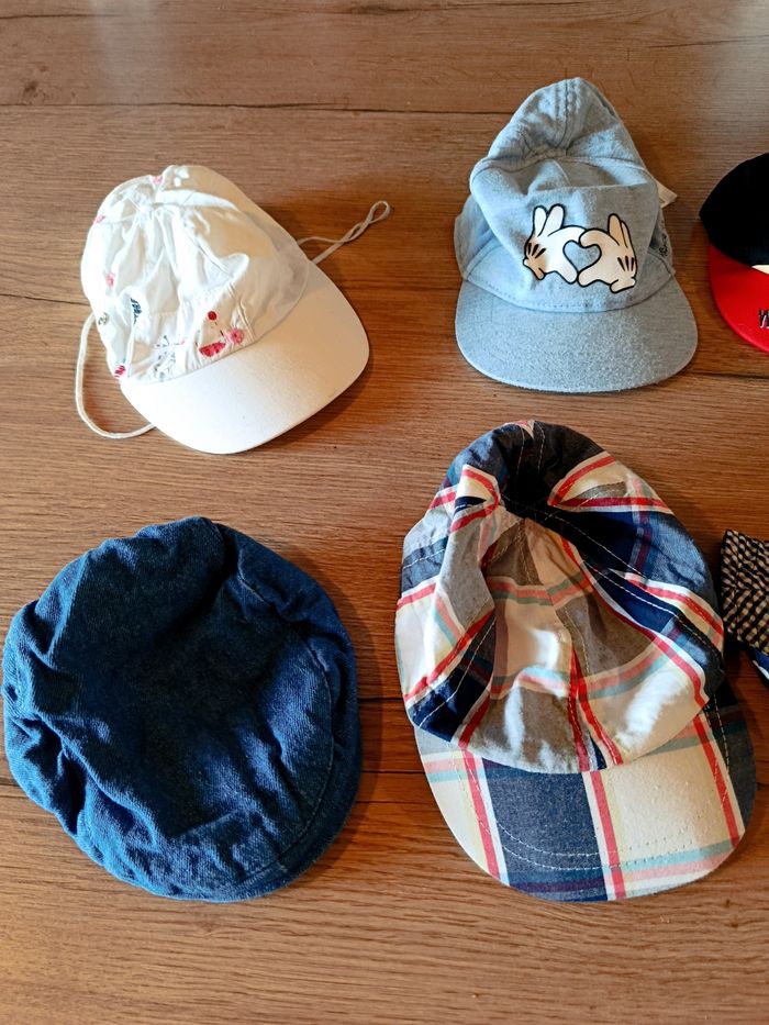Lot casquettes et bobs - photo numéro 2