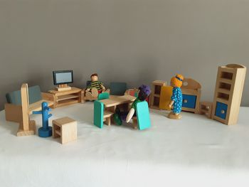 Petits meubles en bois pour maison de poupée