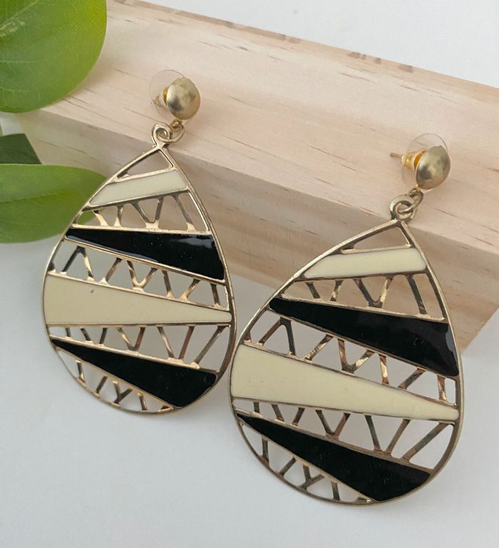 Boucles d’oreilles pendantes - Dorées et Noires - photo numéro 4