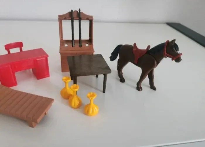 Pièce détaché du playmobil 4398 coffret cow boy transportable meuble porte fusil table chaise cheval - photo numéro 2