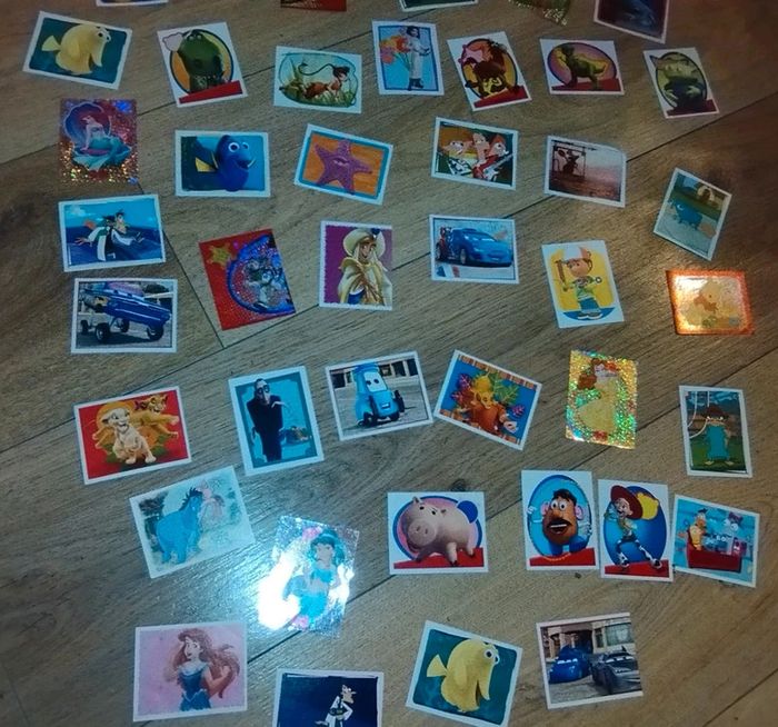 72 cartes autocollant panini le monde magique Disney carrefour