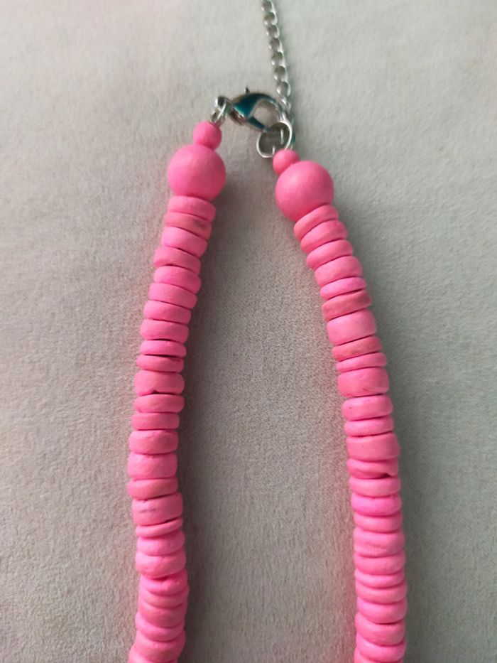 Collier ethnique rose vif en perles naturelles + grand pendentif floral nacré - photo numéro 8