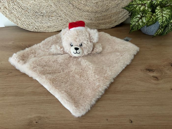 Doudou plat ours beige bonnet rouge Noël tex