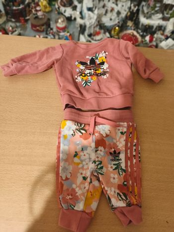 Ensemble survêtement jogging et sweat Adidas imprimé fleurie fille 0-3 mois.