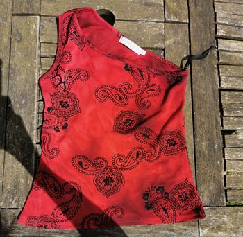 Haut rouge et noir taille 2 cache cache