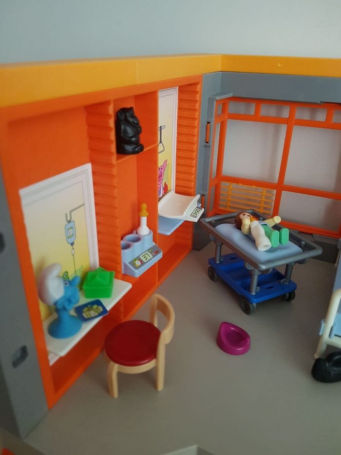 Playmobil hôpital aménagé avec docteur et accessoires - photo numéro 4