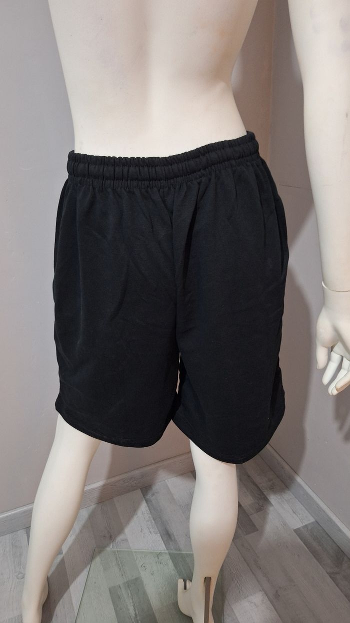 Short taille XL neuf - photo numéro 2