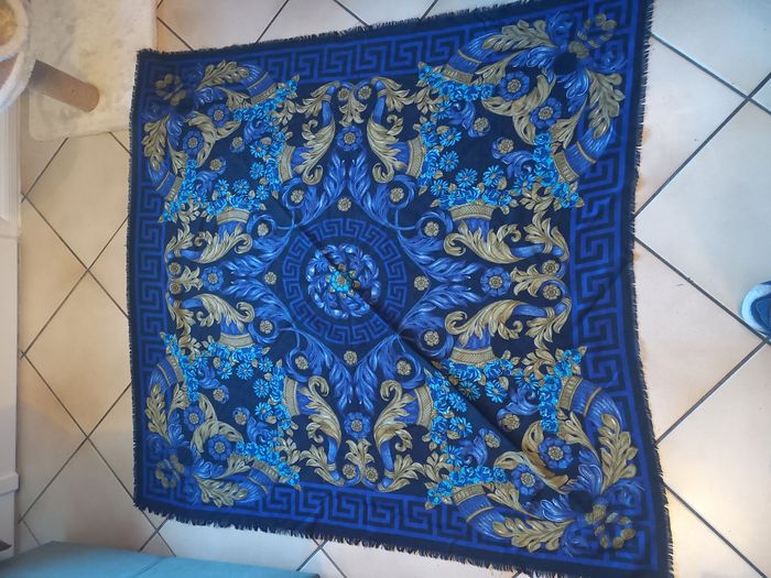 ✨ Magnifique foulard baroque bleu & or – grand format ✨