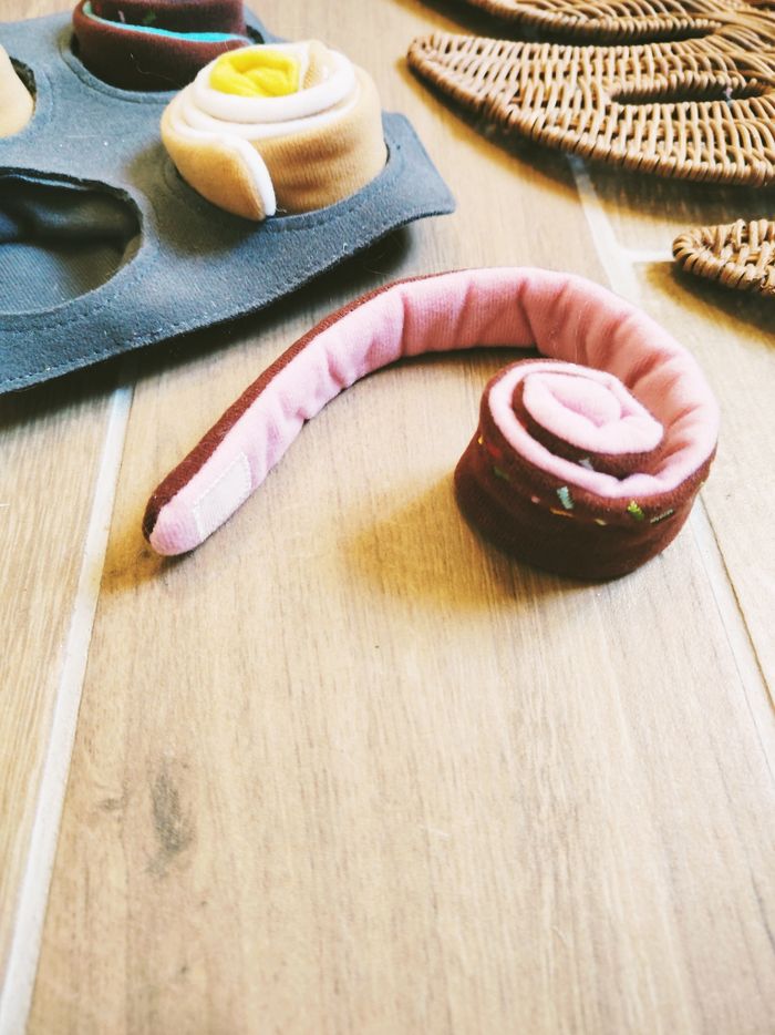 🍰Dinette moule avec gâteaux roulés à scratch en tissu- peluche - photo numéro 3