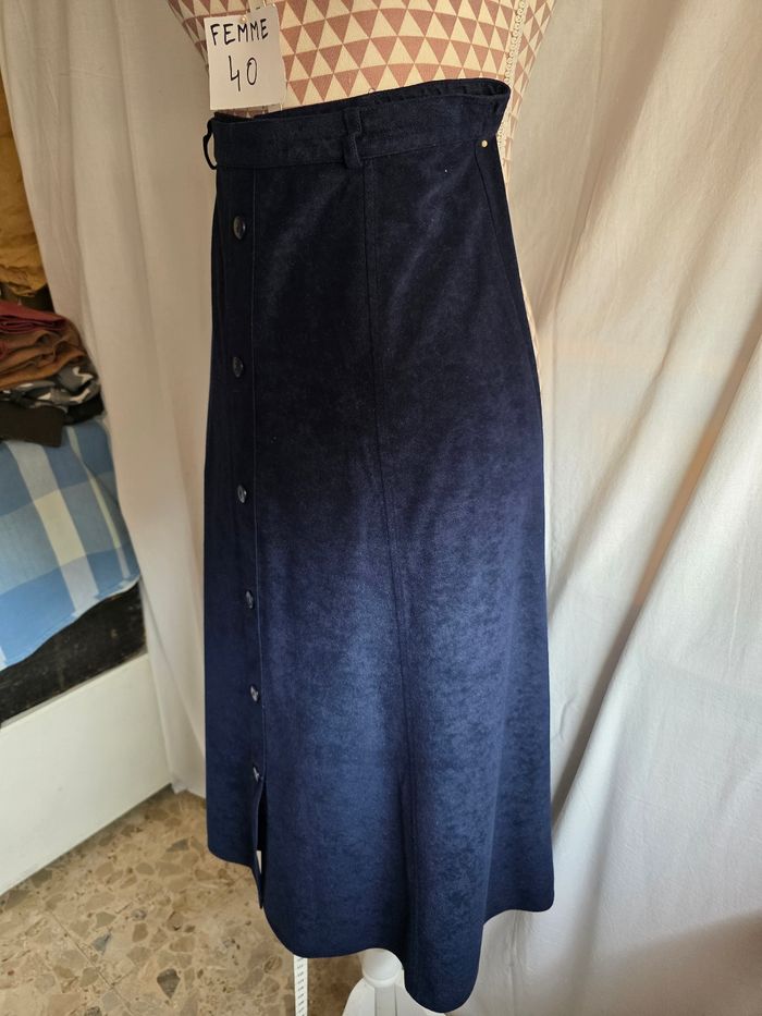 Jupe,marine,tissus façon velours, fermeture par zip & bouton a l'arrière, en très bon état, en polyester, largeur de taille 39cm, longueur 76cm, marque Bleu Bonheur =8€ - photo numéro 2