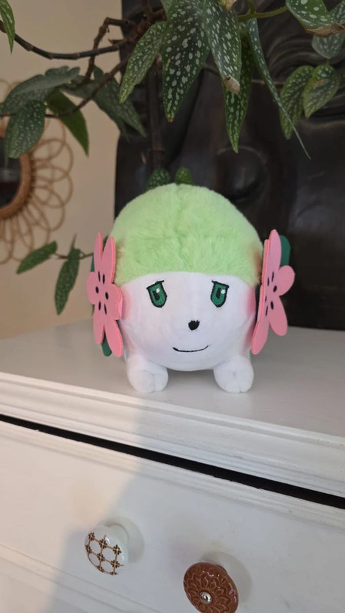 🌸 Peluche Pokémon officielle – Shaymin Forme Terrestre – NEUVE 🌿