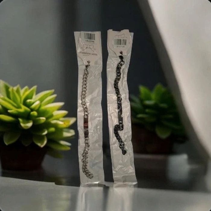 Lot de 2 gourmettes neufs sous blister Couleur 1 noir et une argentée