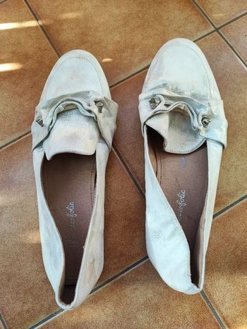 Jolie paire de mocassins beiges