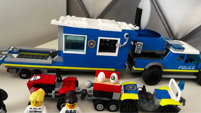 Lego City 60315 le camion de commandement mobile de la police - photo numéro 10