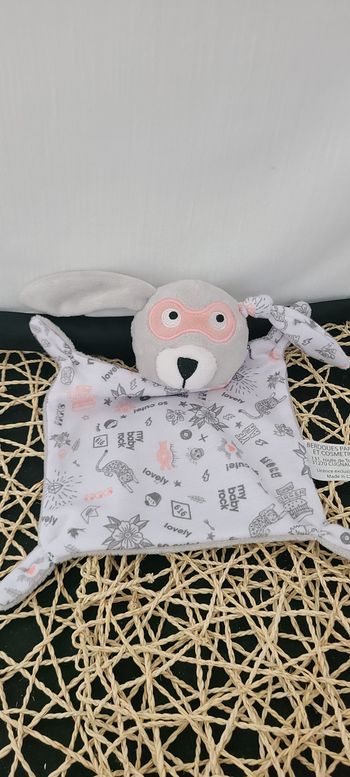 Doudou plat lapin IKKS Berdoues masque rose My Baby Rock