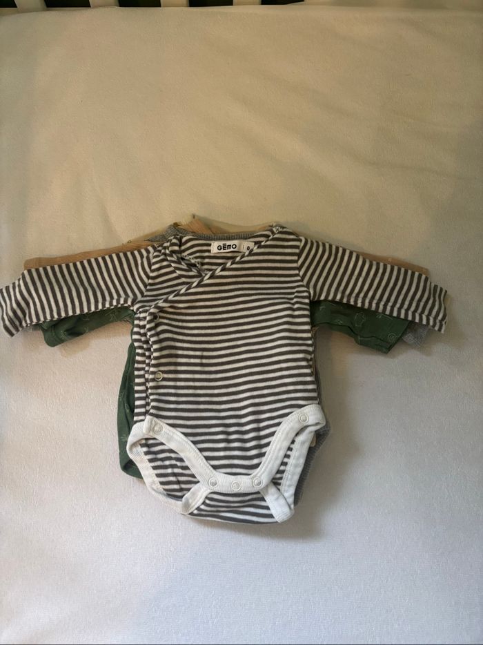 Lot pyjamas et bodies - photo numéro 4