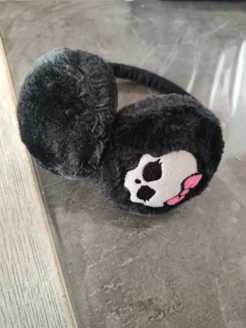 Cache oreille monster high