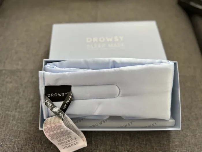 Masque de sommeil en soie Drowsy « Blue Belle » - photo numéro 5
