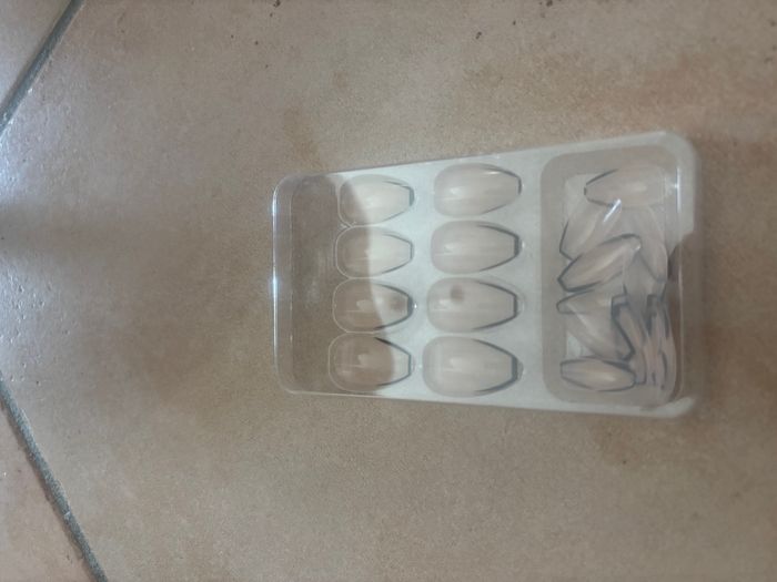 Faux ongles bordure noire