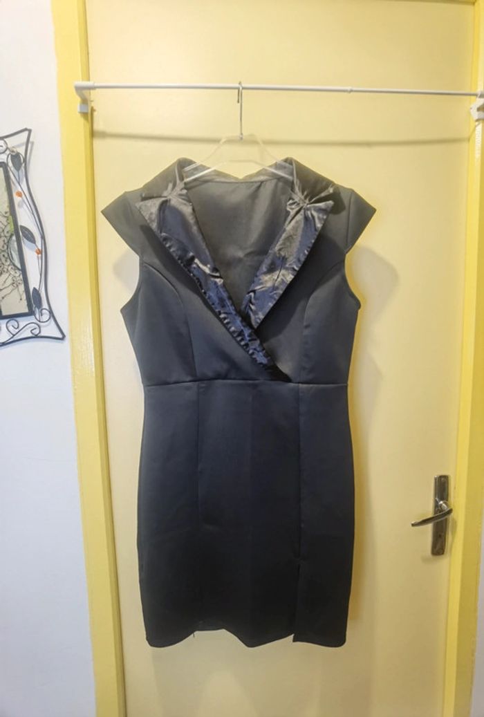 Robe noire col satiné