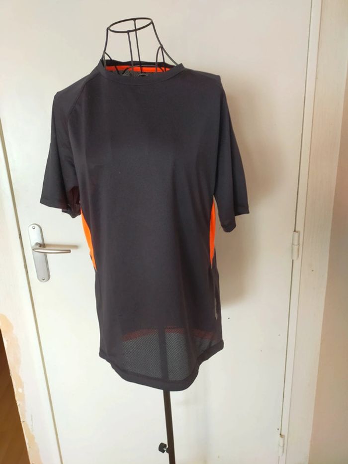 Maillot pour faire du sport peu porté - photo numéro 4