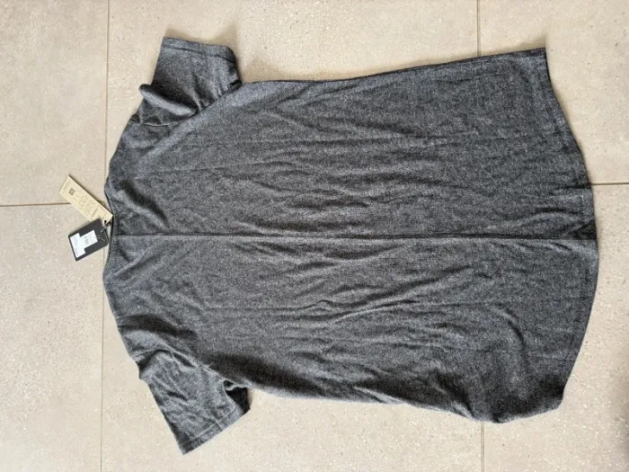 T-shirt gris Tommy Jeans, taille S, neuf avec étiquette valeur 30€ - photo numéro 4