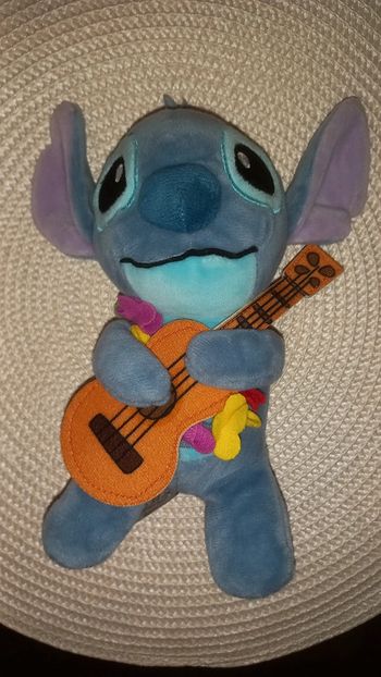 Peluche stitch hawai et sa guitare