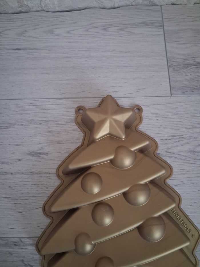 Moule en silicone dore "Sapin de Noel" en tres bon etat - photo numéro 3