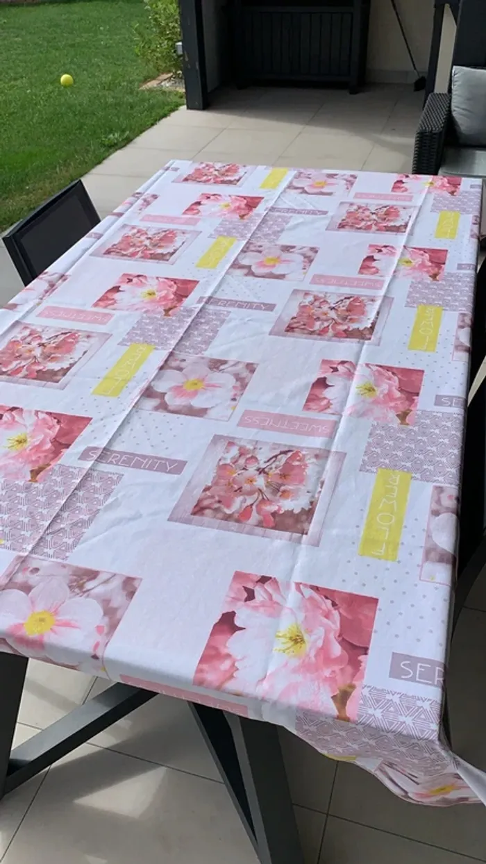 Nappe rectangulaire fleurie 150 x 240 cm