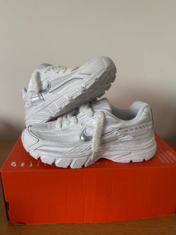 Nike Initiator Blanche Lacets Fluffy