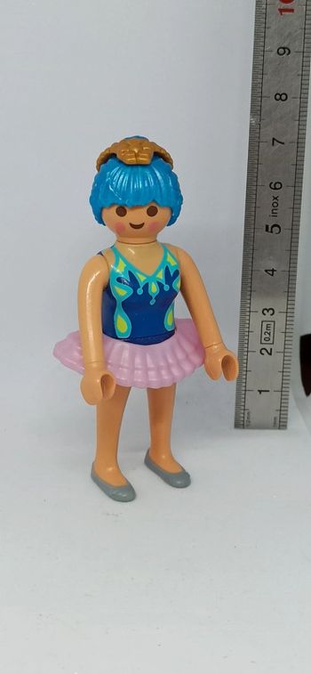 Femme danseuse avec jupe rose et cheveux bleus playmobil