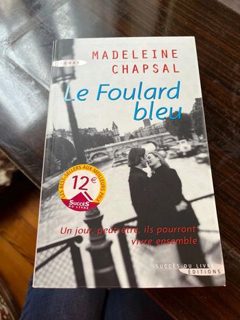 Le foulard bleu