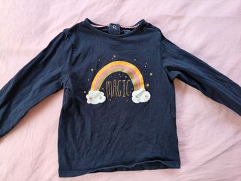 Tee-shirt manches longues fille Kiabi bleu marine arc-en-ciel 77-82 cm