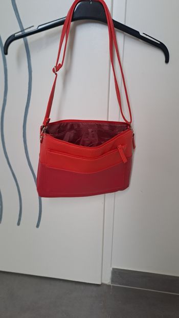Jolie sac avec plusieurs poches de rangement