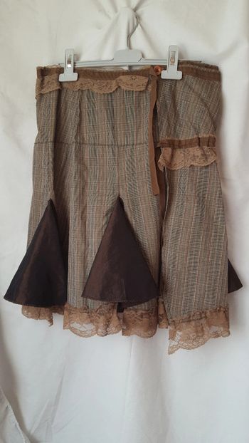 Jupe portefeuille  avec volants dentelle sur le bas