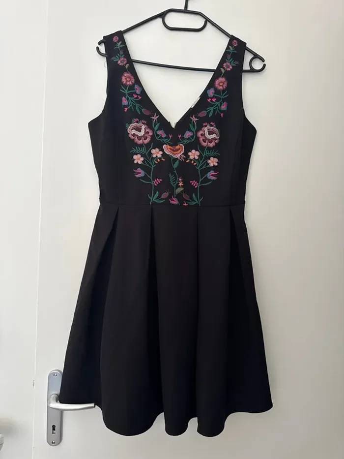 Robe noire brodée fleurs Pimkie