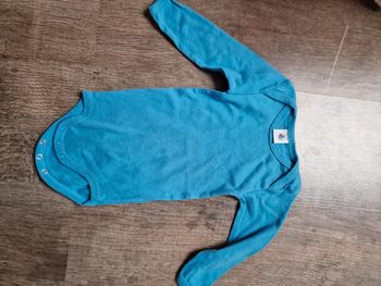 Bodie manche longue petit bateau bleu 12 mois