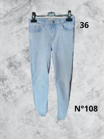 N°108 Jean bleu clair T36. Mango. Taille basse, coupe slim.