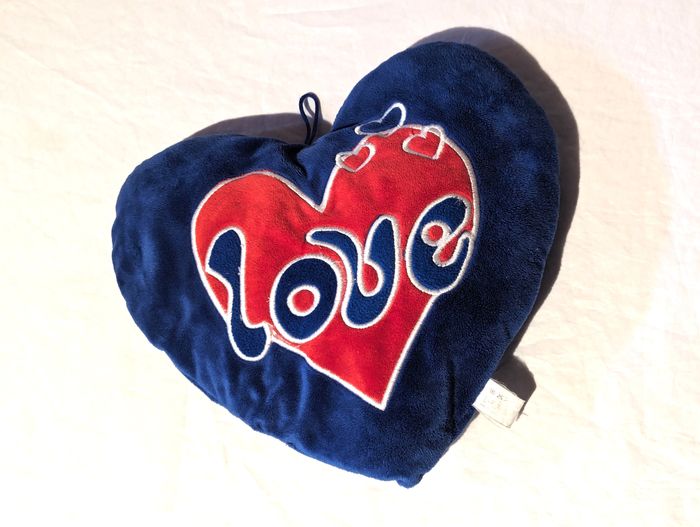 Petit Coussin Bleu Foncé Petit Cœur Rouge Centre Ecriture Love Amour Accessoire Petits Enfants Bébés