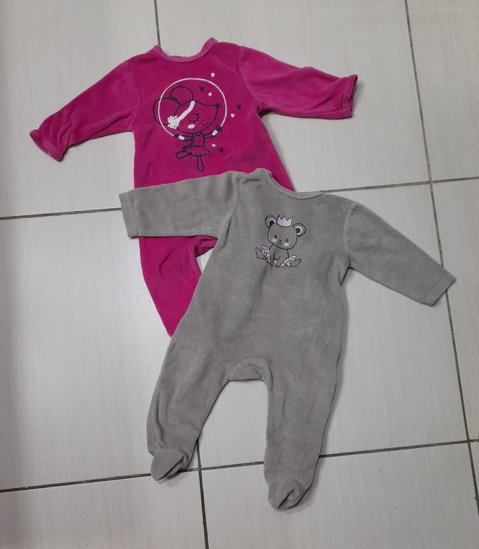 Pyjamas 6 mois 
Bon état 
2€ pièce