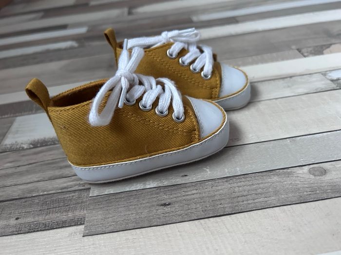 Chaussure montantes bébé taille 3-6 mois - photo numéro 2