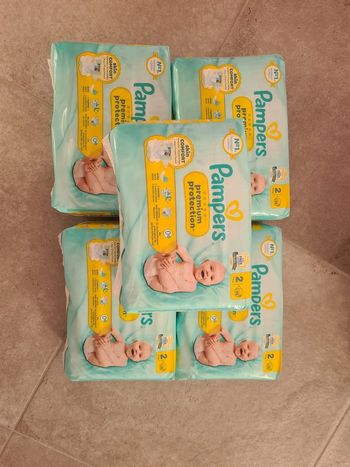 175 couches Pampers premium protection T2 - 5 paquets de 35 couches