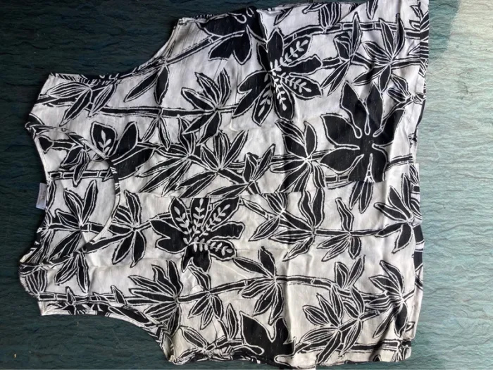 Débardeur motifs feuilles noir et blanc