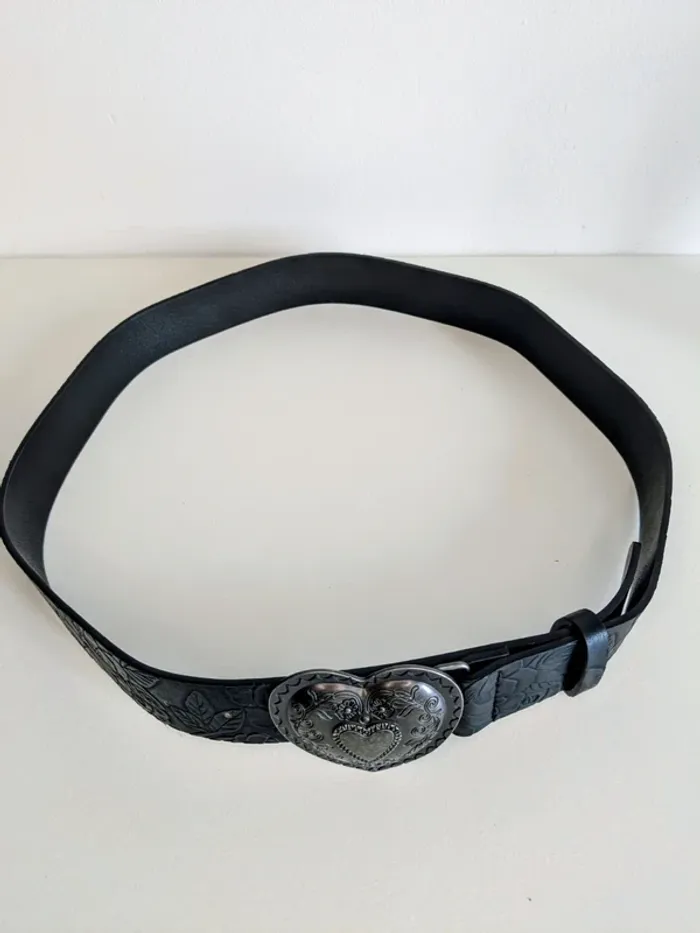 🖤 Ceinture noire à motifs en relief & boucle cœur argentée 🖤 - photo numéro 3