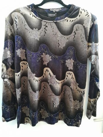 Haut femme,imprimé fleurs, (tons noir, violet, crème, doré) taille TU, Marque Vernal