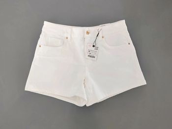 Short Zara
Coton
Blanc
Taille 36
Neuf avec étiquette