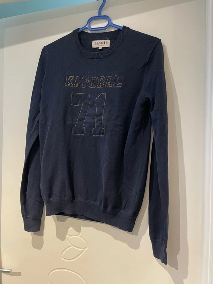 Pull à manches longues bleu marine col rond écriture orange Kaporal taille S - photo numéro 3