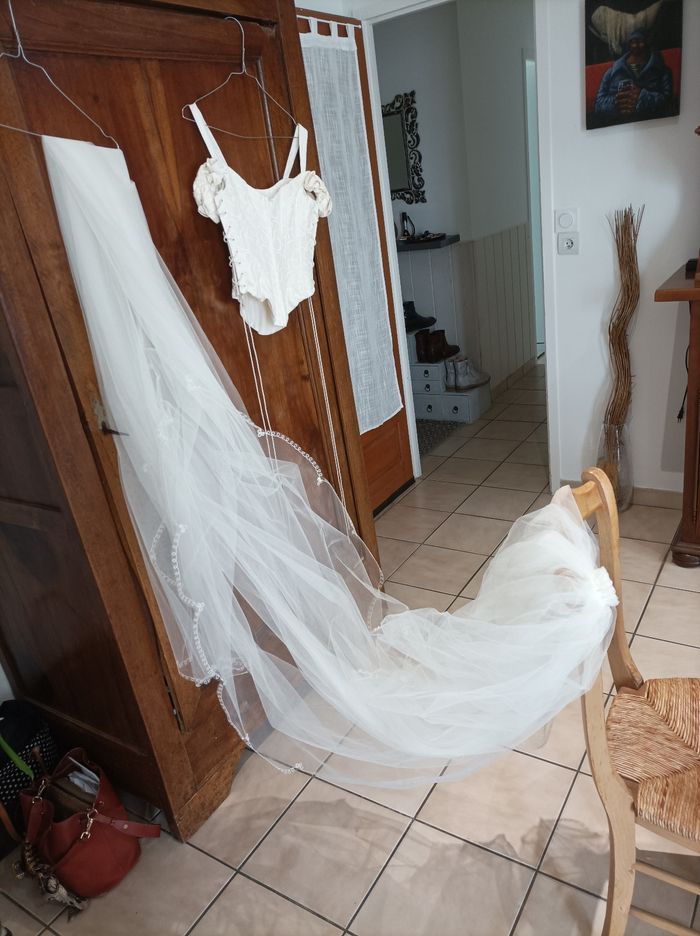 Robe de mariée  couleur ivoire matrimonia avec les gants ,un voile et un jupon. Possibilité d'une paire de chaussures en plus sur demande si ça plaît. - photo numéro 2