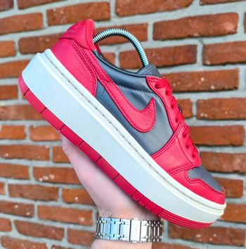 Baskets Jordan one elevate red rouge et noir pointure 38.5 très bon état sans boîte